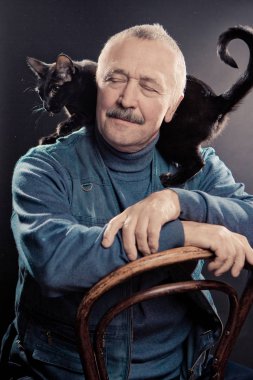bir kedi ile bilge adam portresi