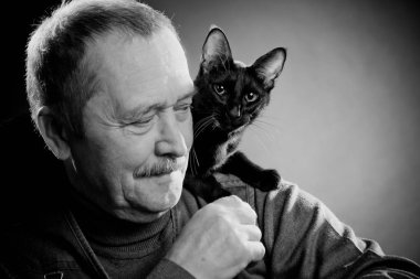 Siyah ve beyaz bir kedi ile bilge adam portresi