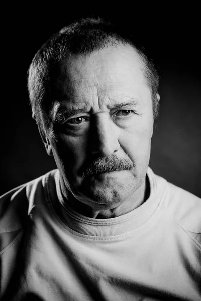 Retrato en blanco y negro de un hombre serio y sabio con bigote —  Fotos de Stock