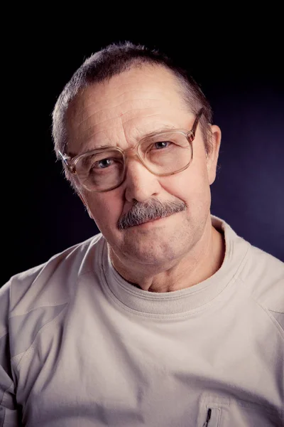 Portrait de vieil homme émotionnel avec des lunettes — Photo