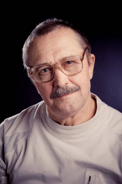 Retrato de anciano emocional con gafas —  Fotos de Stock