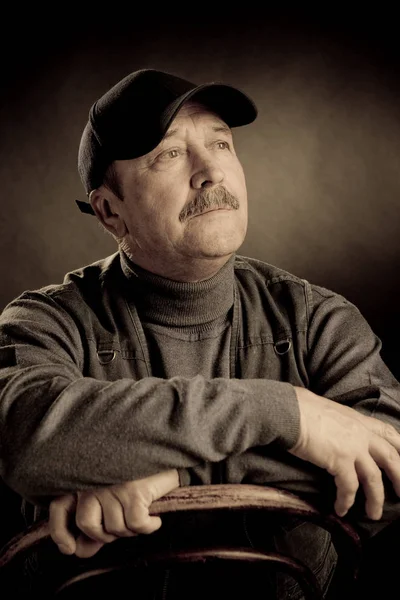 Portre ihtiyar cap ve yelek