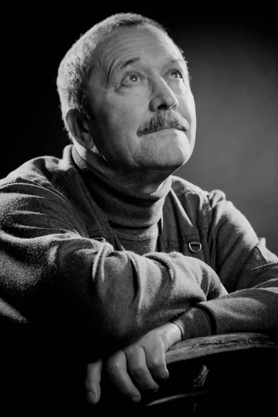 Bilge adam bıyıklı siyah beyaz portre