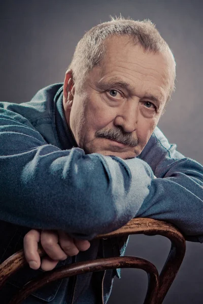 Retrato de hombre sabio con bigote —  Fotos de Stock