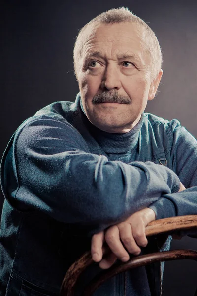 Retrato de hombre sabio con bigote —  Fotos de Stock