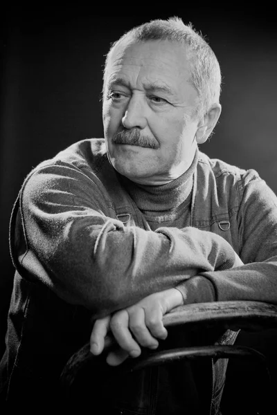 Bilge adam bıyıklı siyah beyaz portre