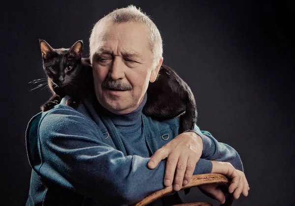 Portret mądry człowiek z kotem — Zdjęcie stockowe