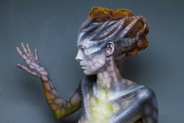 Vücut sanatı. Fantezi hayvan - kadın ejderha 