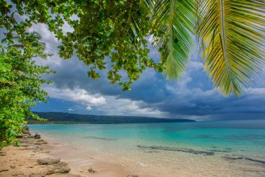 palmiye ağaçları ile vahşi plaj tropikal lagün üzerinde