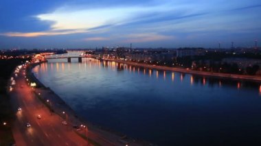 Nehir Neva ve köprü set of gece görünümü