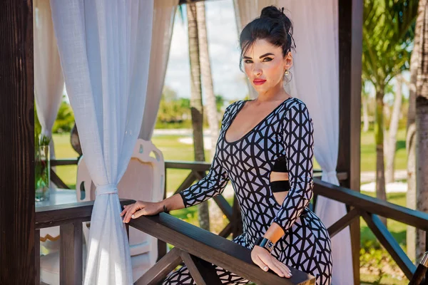 Sıkı tulum uzun siyah saçlı seksi latina