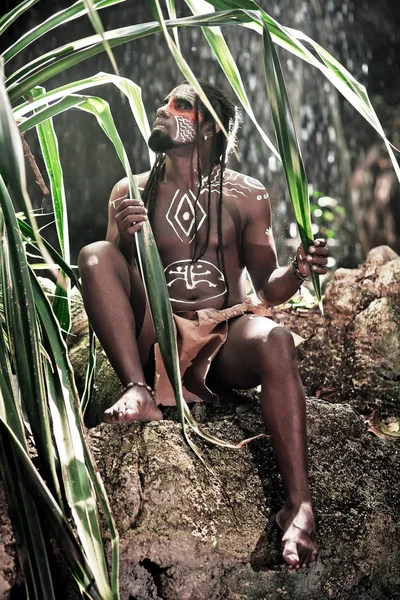 Svart man med dreadlocks i bilden av Taino indier i Hej — Stockfoto