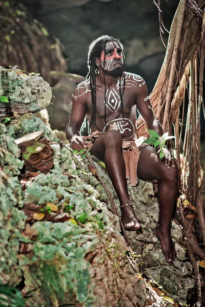 Homem negro com dreadlocks na imagem do índio Taino em oi — Fotografia de Stock
