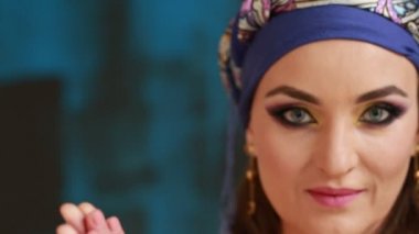 Stüdyo backgraunds Arap Ulusal giyim güzel kız