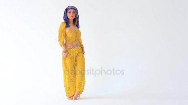 Stüdyo backgraunds Arap Ulusal giyim güzel kız