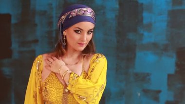 Stüdyo backgraunds Arap Ulusal giyim güzel kız