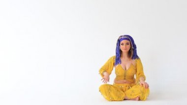 Stüdyo backgraunds Arap Ulusal giyim güzel kız