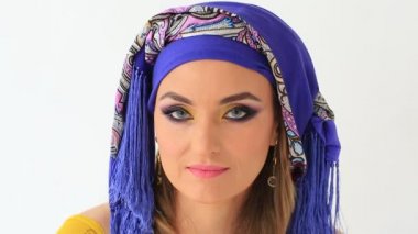 Stüdyo backgraunds Arap Ulusal giyim güzel kız