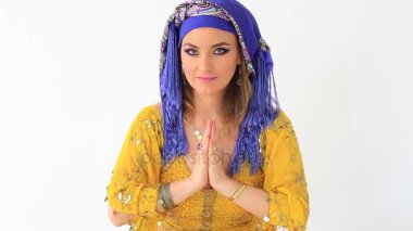 Stüdyo backgraunds Arap Ulusal giyim güzel kız