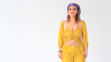 Stüdyo backgraunds Arap Ulusal giyim güzel kız