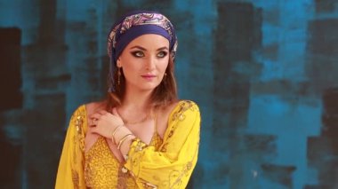 Stüdyo backgraunds Arap Ulusal giyim güzel kız