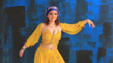 Stüdyo backgraunds Arap Ulusal giyim güzel kız