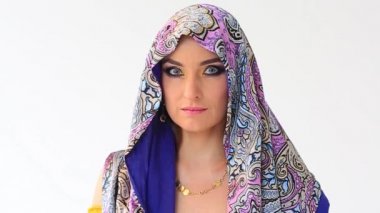 Stüdyo backgraunds Arap Ulusal giyim güzel kız