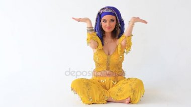 Stüdyo backgraunds Arap Ulusal giyim güzel kız