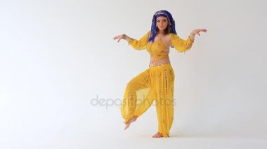 Stüdyo backgraunds Arap Ulusal giyim güzel kız