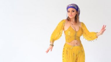 Stüdyo backgraunds Arap Ulusal giyim güzel kız