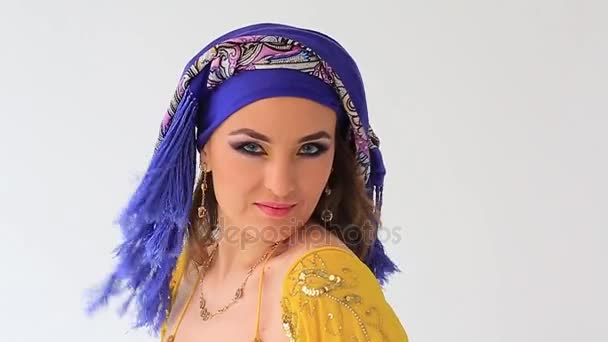 美丽的女孩在阿拉伯民族服饰在工作室 backgraunds — 图库视频影像