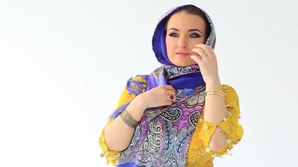 Krásná dívka v arabské národní oděv ve studio backgraunds — Stock video