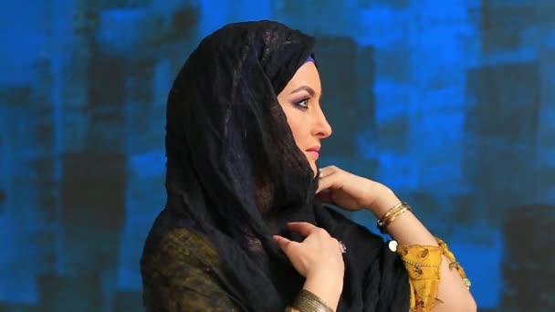 美丽的女孩在阿拉伯民族服饰在工作室 backgraunds — 图库视频影像