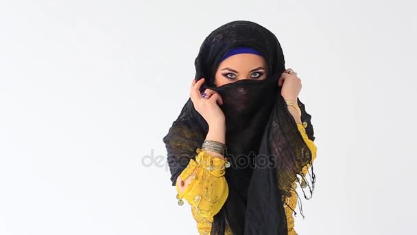 Mooi meisje in Arabische nationale kleding in studio backgraunds — Stockvideo