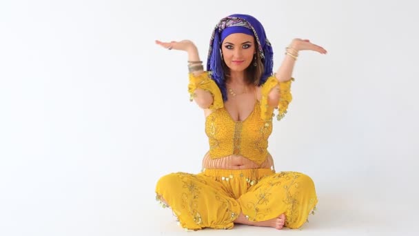 Piękna dziewczyna w arabskich strojach w studio backgraunds — Wideo stockowe