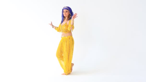 Stüdyo backgraunds Arap Ulusal giyim güzel kız — Stok video