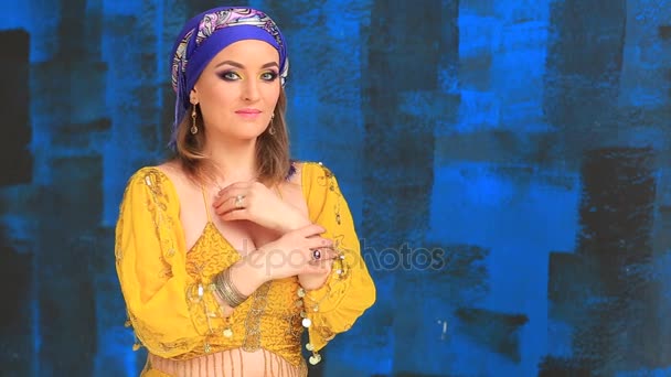 Belle fille en arabe vêtements nationaux en arrière-plans studio — Video