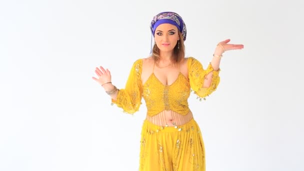 Belle fille en arabe vêtements nationaux en arrière-plans studio — Video