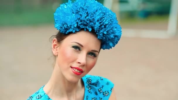 Meisje in een blauw met mooie make-up lachende — Stockvideo