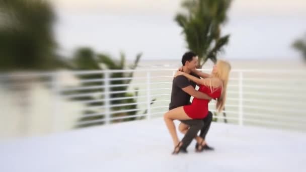 Pareja bailando en el techo en el balneario caribeño — Vídeos de Stock