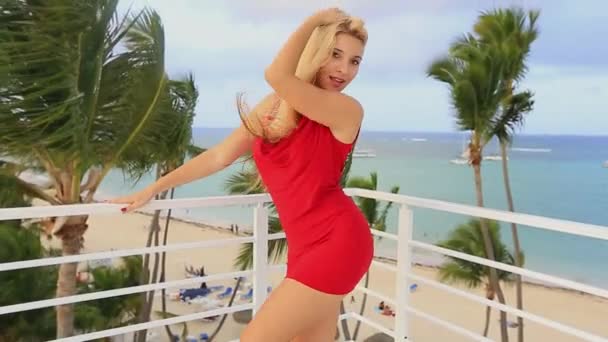 Ledy en vestido rojo en el techo tropical — Vídeo de stock