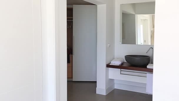 Модель в нижній білизні, що відпочиває в кімнаті з великим вікном на розкішному курорті — стокове відео