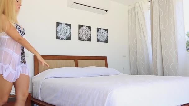 Modell i underkläder vila i rum med stora fönster på den lyxiga resorten — Stockvideo