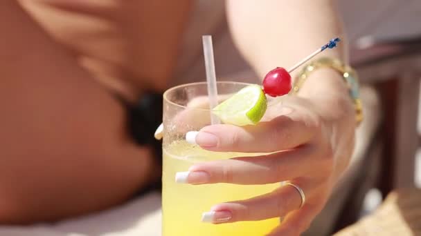 Bionda bere cocktail sulla spiaggia — Video Stock