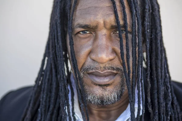 Retrato de hombres negros fuertes adultos con rastas largas y azul — Foto de Stock