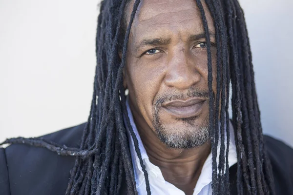 Yetişkin güçlü siyah adamla uzun dreadlocks ve mavi portresi