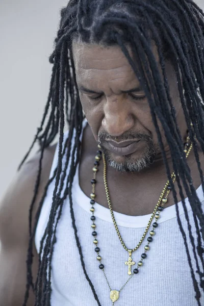 Yetişkin güçlü siyah adamla uzun dreadlocks ve mavi portresi