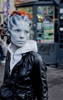 Cadılar Bayramı. Fantezi kadın ejderha sokakta