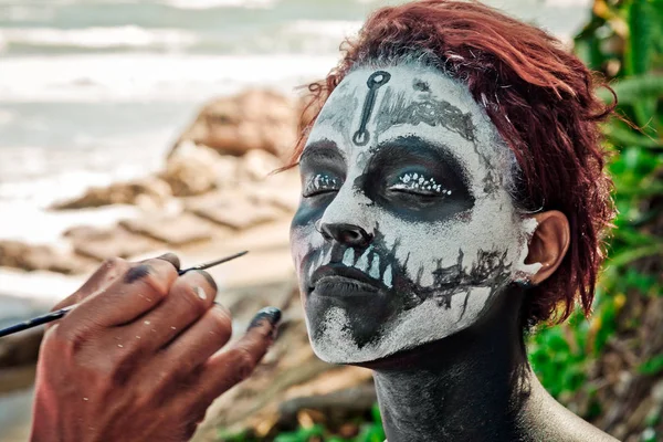 Porträt einer Frau mit roten Haaren und Make-up im Halloween-Stil — Stockfoto