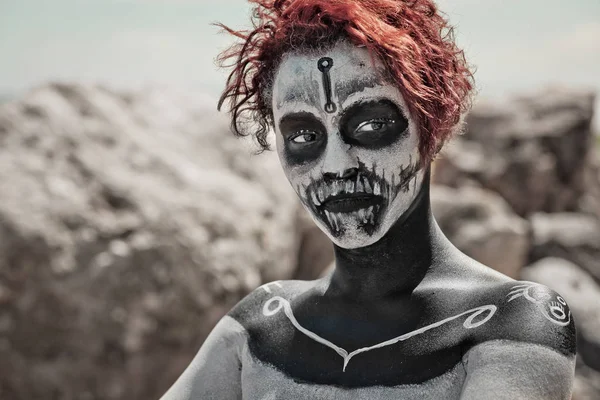 Porträt einer Frau mit roten Haaren und Make-up im Halloween-Stil — Stockfoto